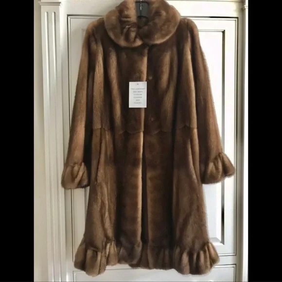 BEAUTIFUL BROWN MINK COAT! - Picture 11 of 16